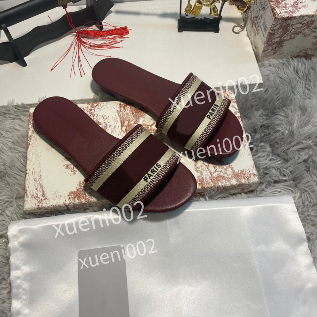 Diapositives en laine de luxe Designer designers Pantoufles à fourrure douce Triangle émaillière Crossover Mode Femme Chaussures Noir Sandales Bl