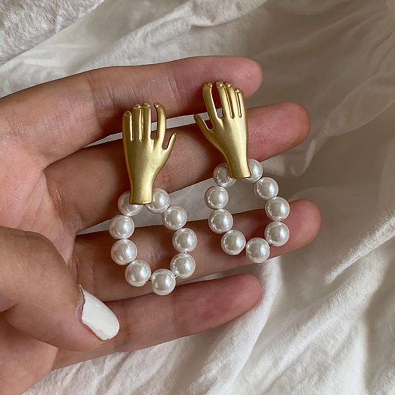 

Anti-allergy S925 Post Matte Gold Ladies Chic Pearl Earrings Hand Palm Natural Pearl Abstract Drop Earrings For Women