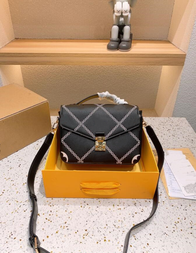 

2022 Top Quality New Classic Embroidered Print Floral Messenger Bag Leather Ladies Handbag Shoulder Bag Wallet, Black