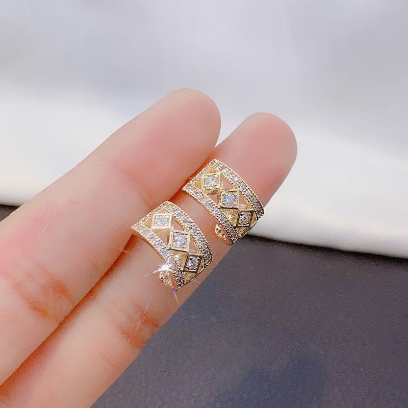

Stud QX-EH001 Copper Micro-inlaid Zircon Hollow Letter-shaped Delicate Female Earrings