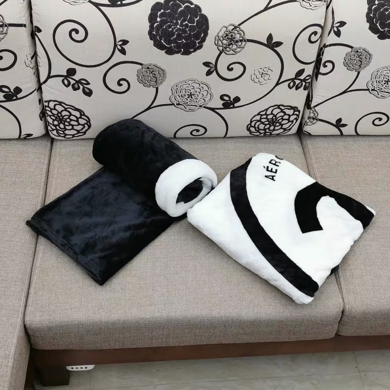 

Popular Black and White Coral pile Blanket Manta Fleece Throws Sofa/Bed/Plane Travel Plaids Towel Blanket 130cm and 150cm 2 size VIP gift
