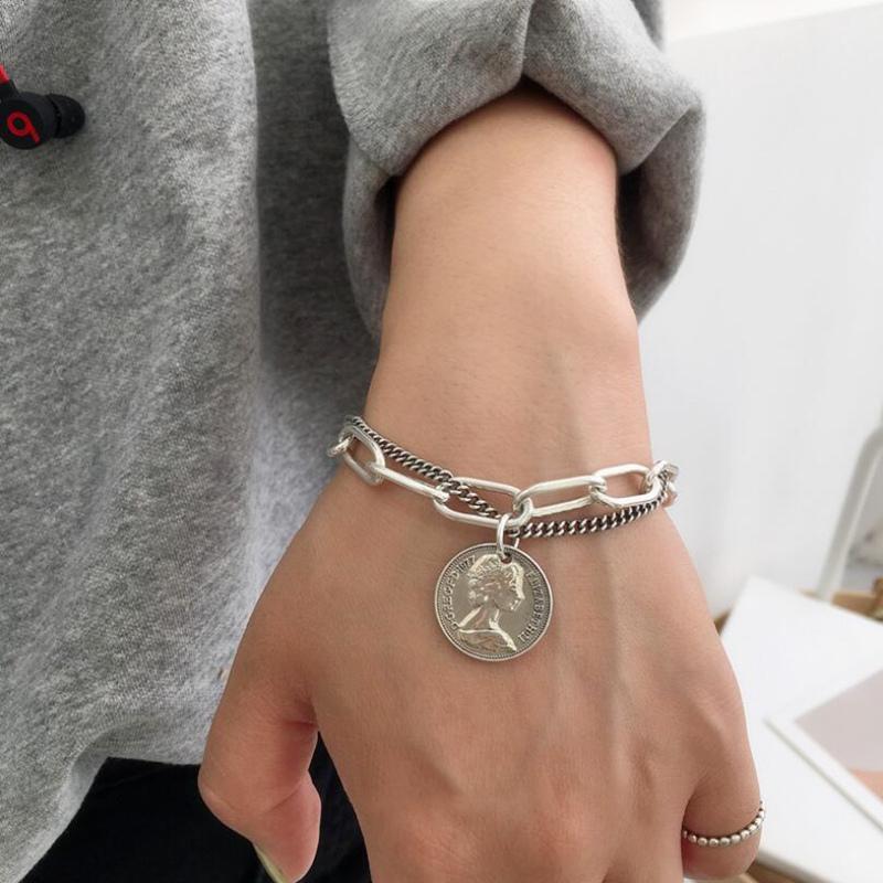 

Punk Clasp Bracelet Carved Queen Coin Bracelets for Women Gold Silver Color Thick Chain Round Pendant Bracelet Femme Jewelry New
