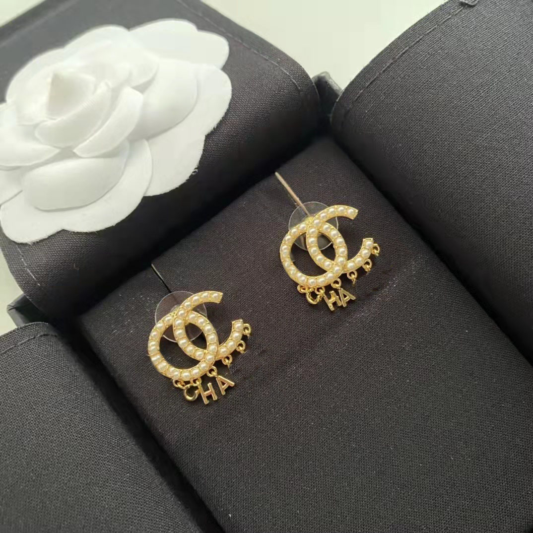 

Fashion Charm letters pearl earrings ladies 18k gold-plated brass material simple jewelry, Golden