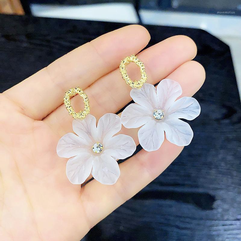 

Elegant Female Wedding White Petal Flower Earrings Charming Women's Party Jewelry Gold Stud Earrings Fashion Accessories Gift1