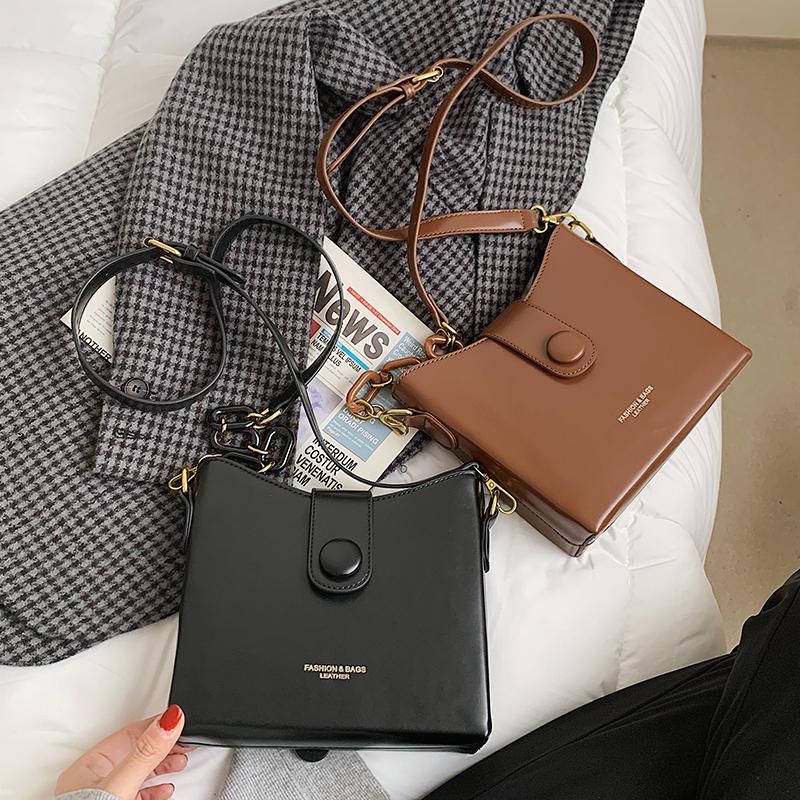 

High Sense Of Western Style Small Bag Female 2021 New Trendy Fashion Net Red Messenger Bag Popular Retro One-shoulder Bucket, Beige