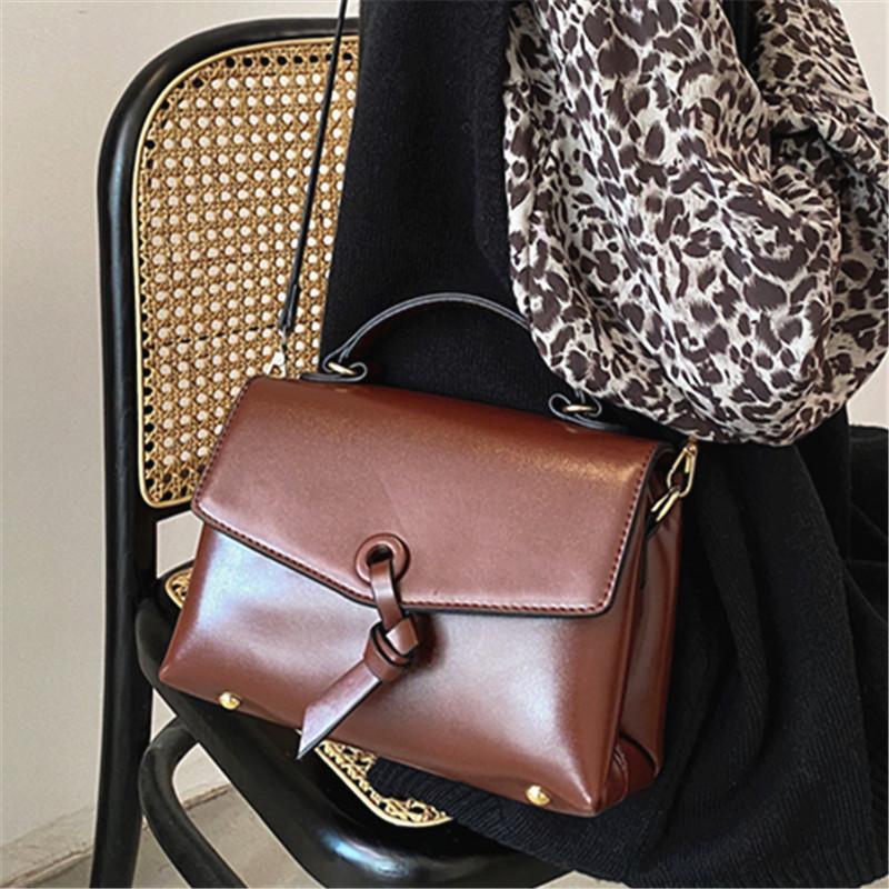 

New Vintage PU Leather Small Square Messenger Bag Pure Color Clamshell Handbags for Women Simple Elegant Female Shoulder Bag Sac, Black