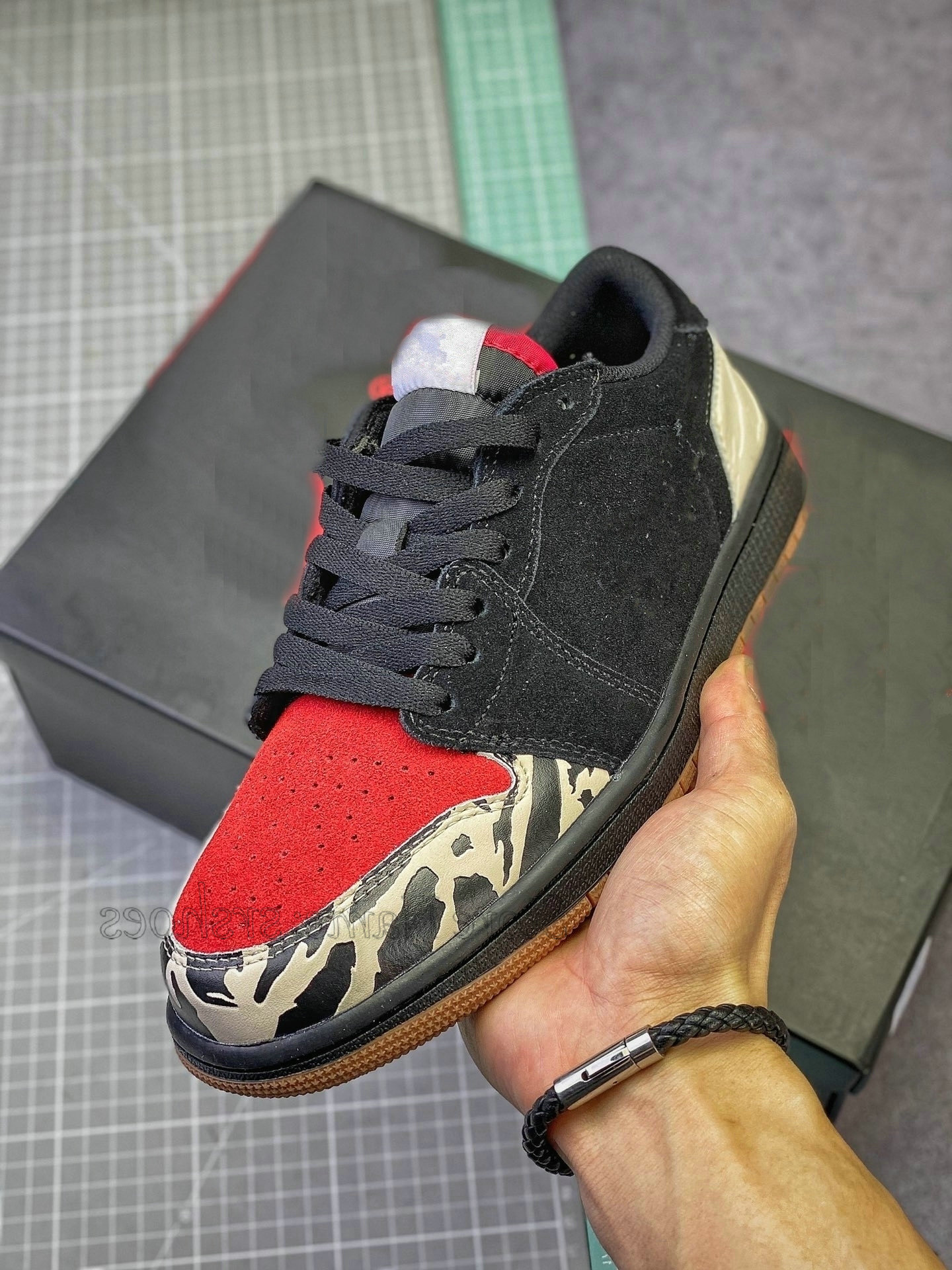 

Shoes SoleFly x 1 Low Carnivore Low 1s Black Red Tiger stripes Men Women Sport Sneakers Skateboard, Bubble wrap packaging