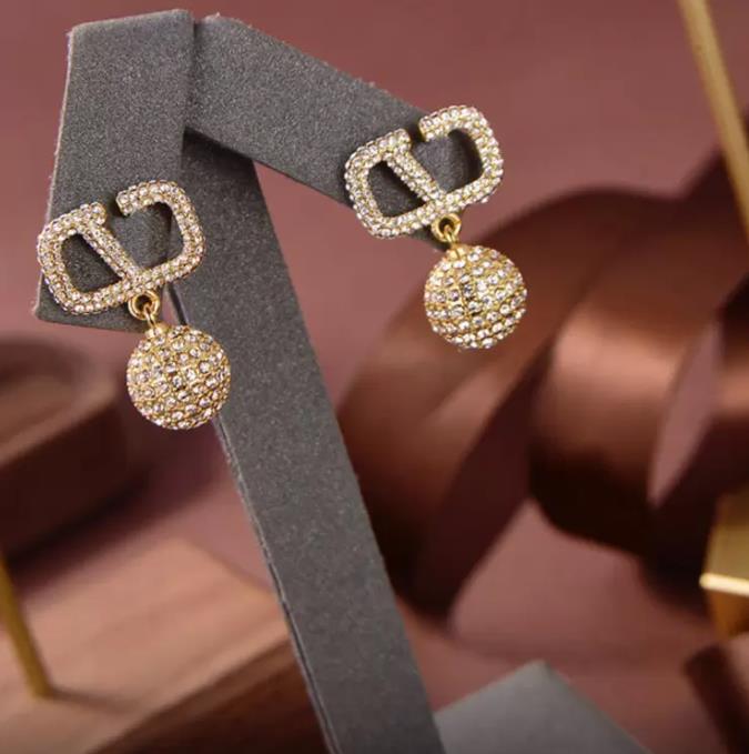

Women Earrings Studs Designers Earring Stud Letter V Diamond Ear Hook Wedding Gift