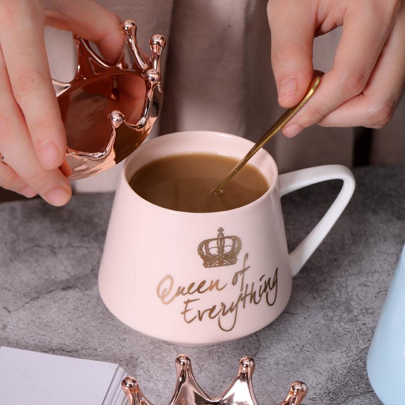 

Creative Crown Ceramic Mug Pink Cute Coffee Mug Nordic Milk Cup with Spoon Lids Coffee Cup Water Mugs Holiday Souvenirs Gift, White