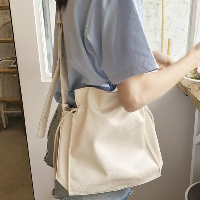 

2020 Spring and Summer New Simple Pure Color Pu Female Wild Drawstring One-shoulder Bucket Casual Messenger Big Bag Satchels, Blue