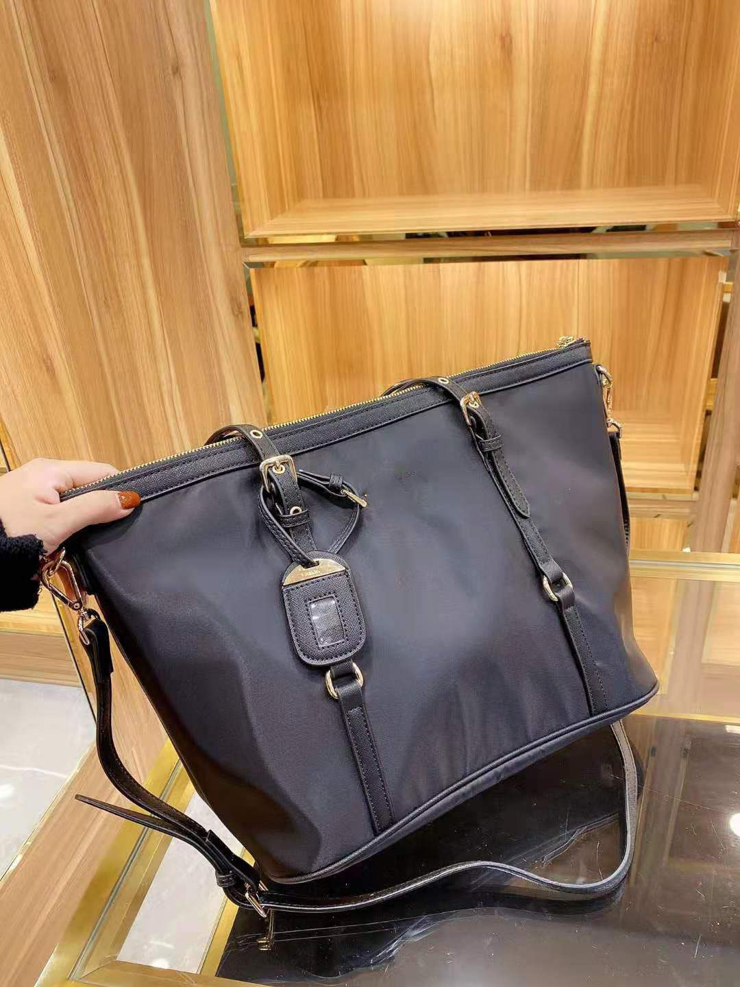 

Brand new designer design high quality luxury classic shopping bag, shoulder bag, diagonal bag, black Oxford fabric., No bags