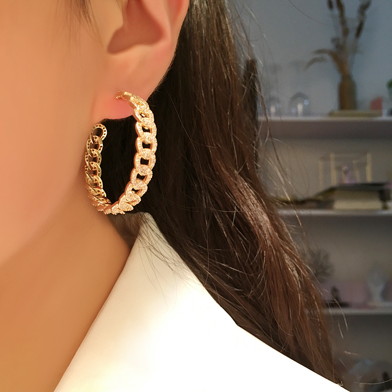 

DORA Europe and the new letter big circle earrings brass retro twist earrings exaggerated earrings fashion high sense