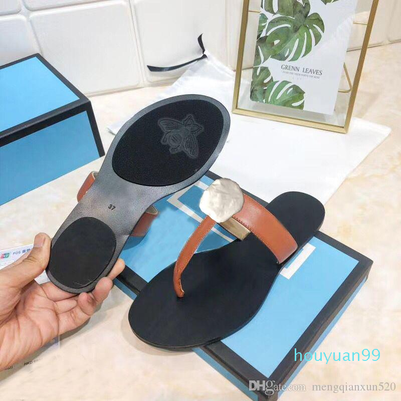 

Classic Men slippers Big bee Summer Rubber bottom woman beach Slides letter Flat heel designer sandals Metal button Lazy lady Loafers t5562, Red