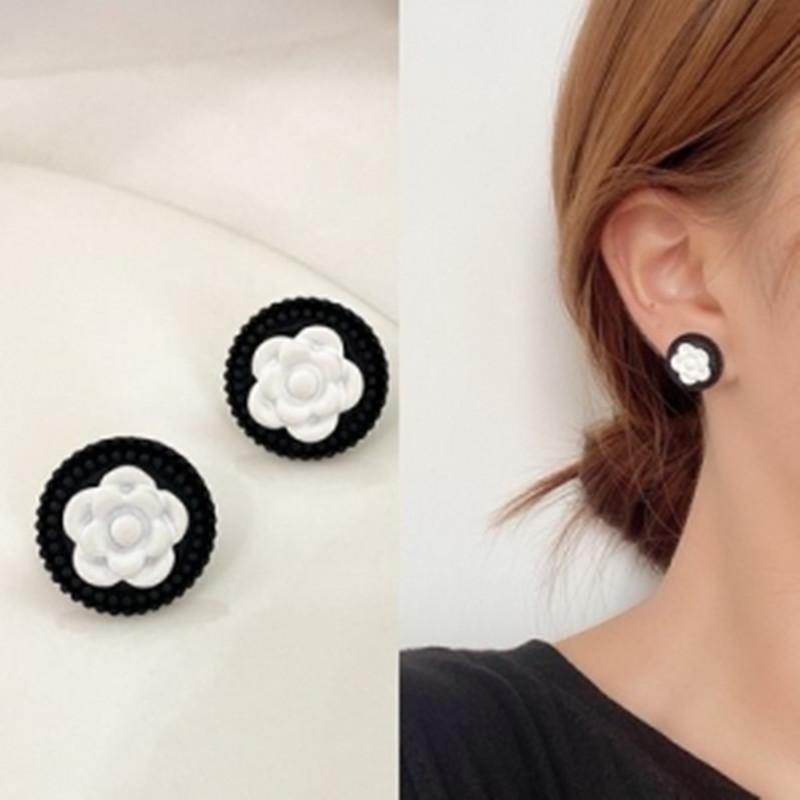 

Korean Simple Earrings Black and White Two-color Circle Camellia New Net Red Temperament Earrings S925 Pin Female