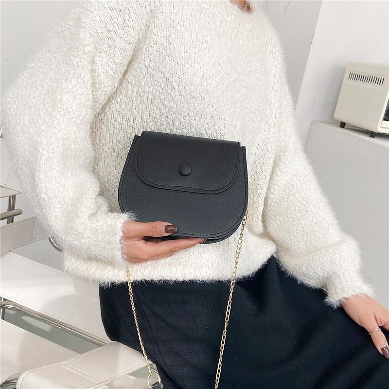 

Half round chain Single Shoulder Messenger Bag