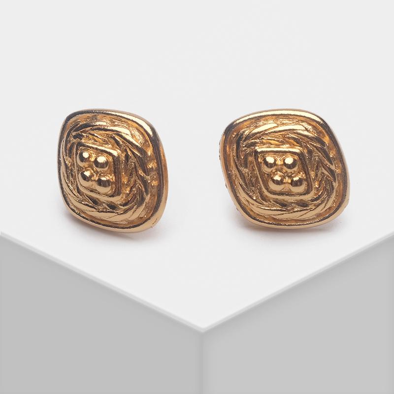 

Stud Amorita Boutique Cute Vintage Button Earrings