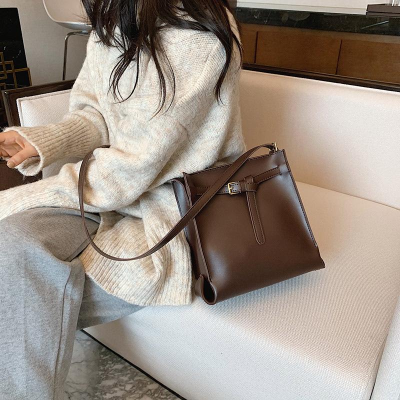 

Cross border fashion retro bag women's 2021 new versatile Fashion Shoulder Bag city simple Bucket, Black