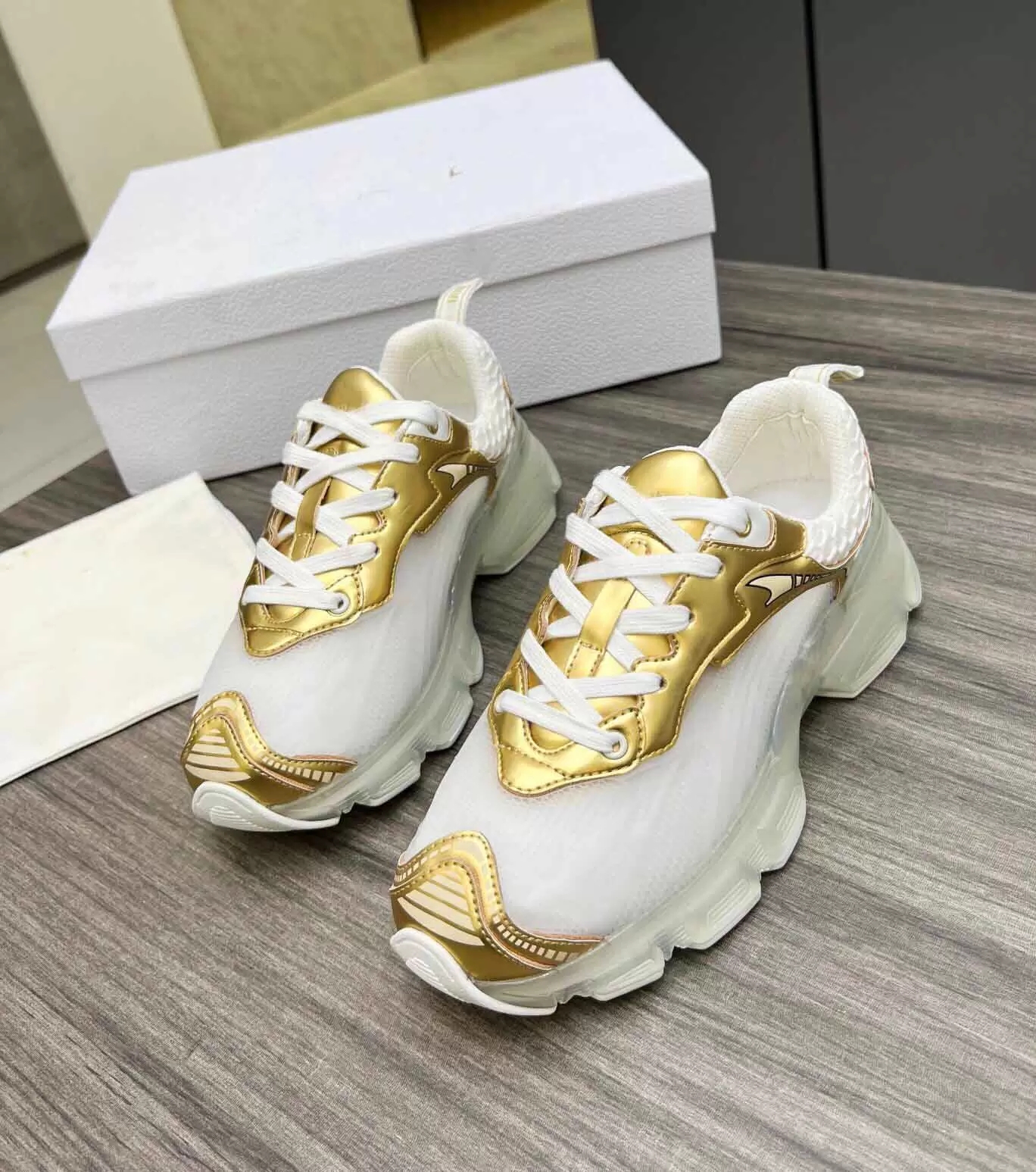 

2022 S/S Elegant Brand Silver,Gold-Tone Leather Vibe Sneakers Shoes White Mesh Technical Couple Sports Luxury Designer Men's Women's Party Wedding EU 36-45