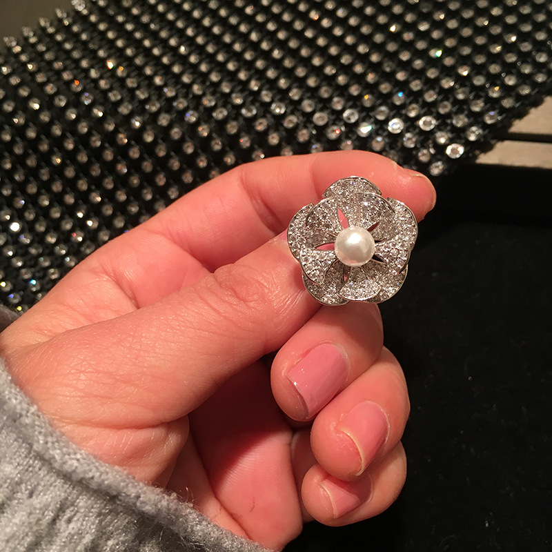 

Have Fun shoppingOnline celebrity flower rotatable ring personality double flower ring full diamond female index finger opening ring