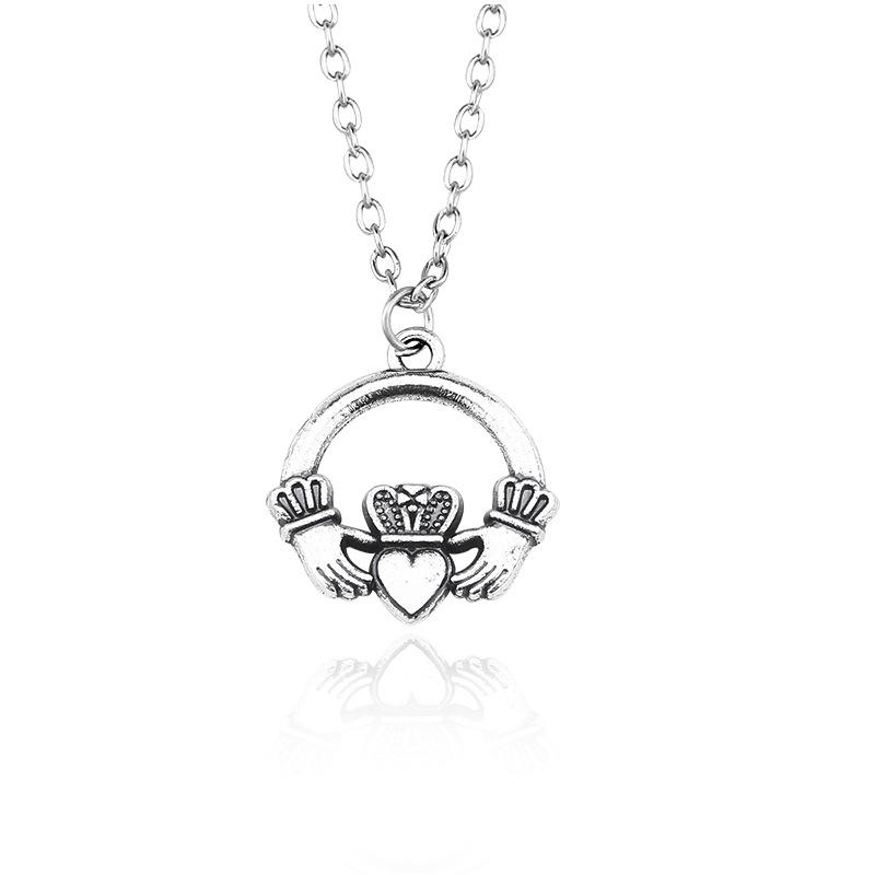 

Hollow crown heart sign necklace delicate retro heart pendant pendant