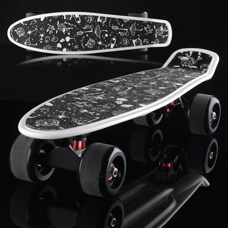 

22 Inches Four-Wheels Mini Longboard Street Printed Skate Board Skateboard with Led Flashing Wheels Retro Children Skateboard, Multi