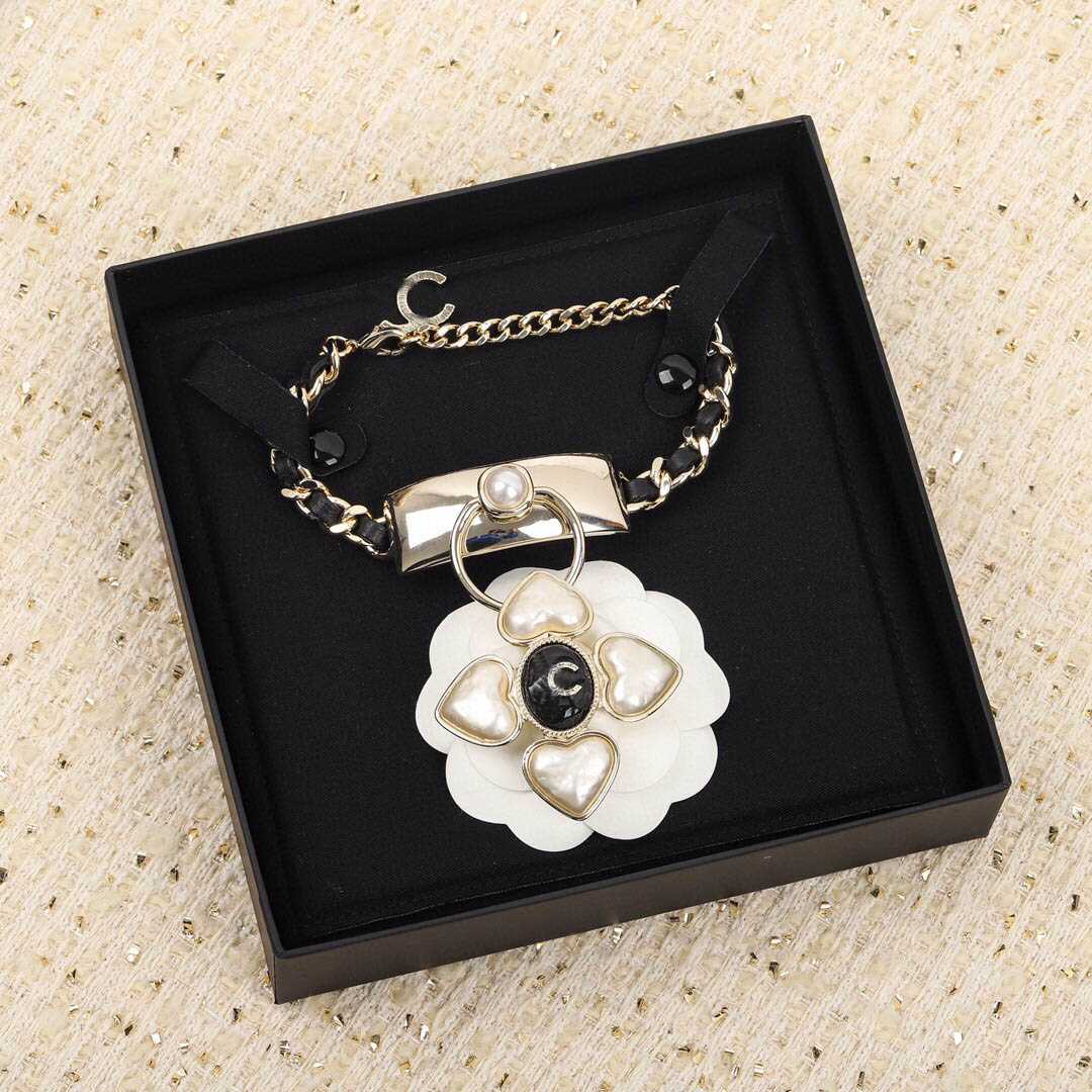 

2022 Top quality charm pendant necklace with nature shell beads and black colors for women wedding jewelry gift have box stamp PS7495