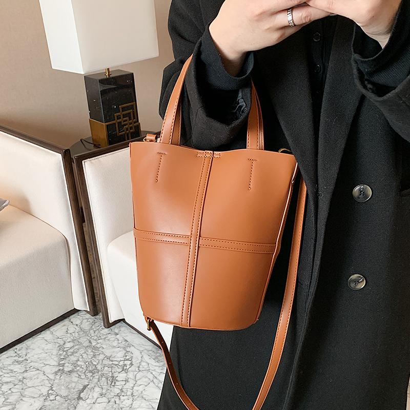 

Niche Design Retro Female Bag Autumn/winter New Fashion Messenger Bag Hot Sale Generation Portable Bucket Width: 17cm, Black