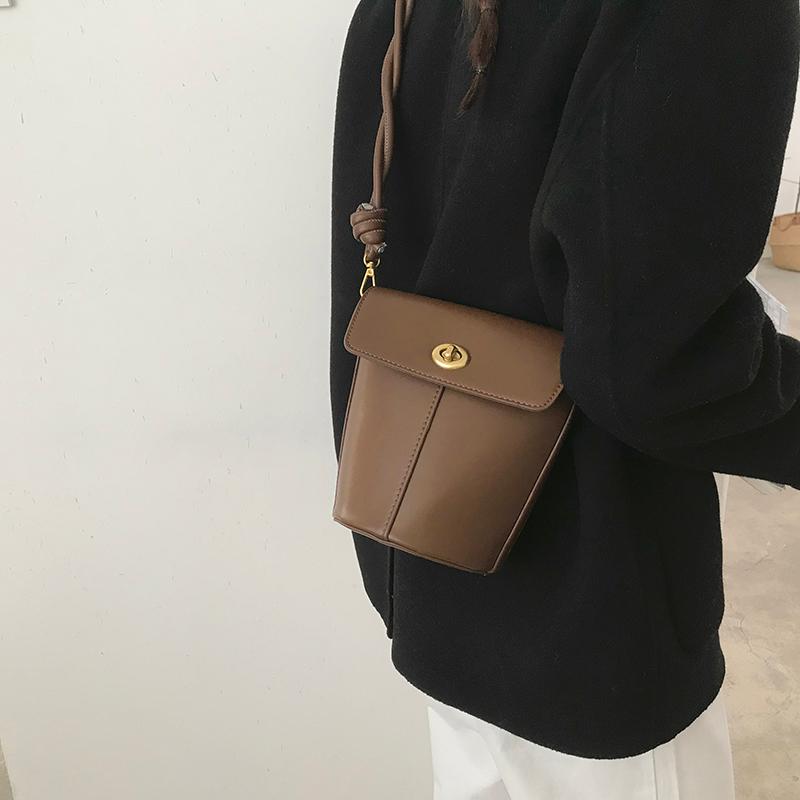 

Niche Design Underarm Bag Women's 2021 New Fashion Solid Color Bucket Bag Vintage All-match Crossbody Small Pack D975, Black