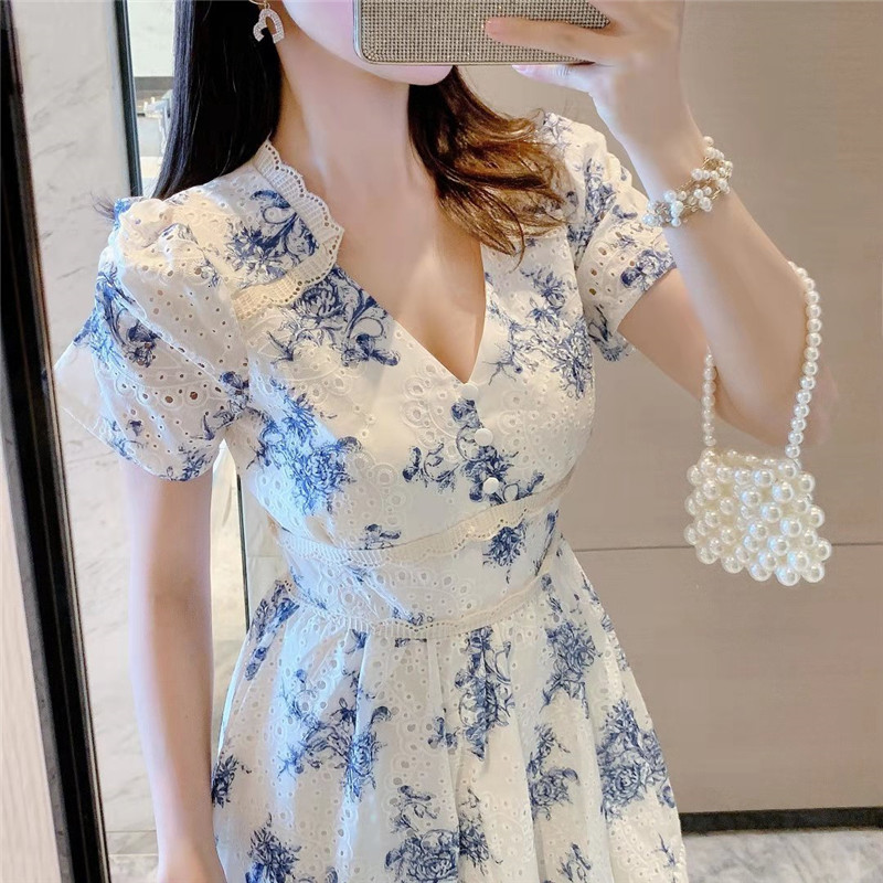 

2021 Vintage Blue Floral Printed Woman Clothes with Low-sleeve Cleavage Embroidered Dress for Elegant Girly Party Z471, The picture
