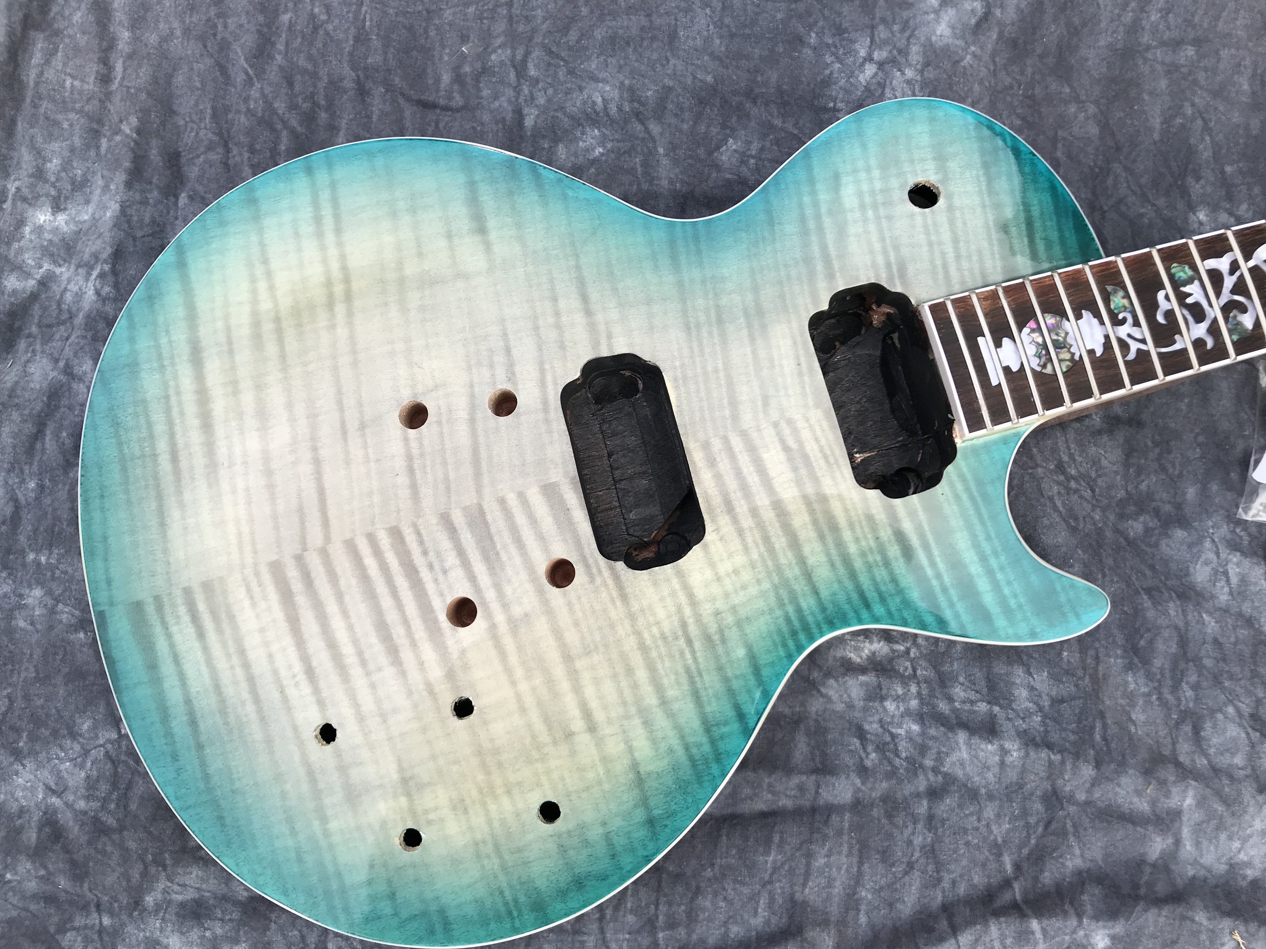 

Blue Unfinished LP Electric Guitar A Flame Maple Top Material Mahogany Fingerboard Rosewood Inlays Flowers Can Custom