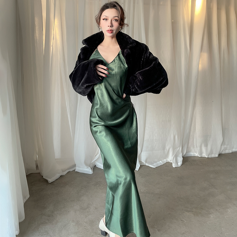 

2021 Autumn New Thin Green Winter Collect Waist Low-cut Fashion Elegant Vintage Dress Show White with No Back Straps on 468E