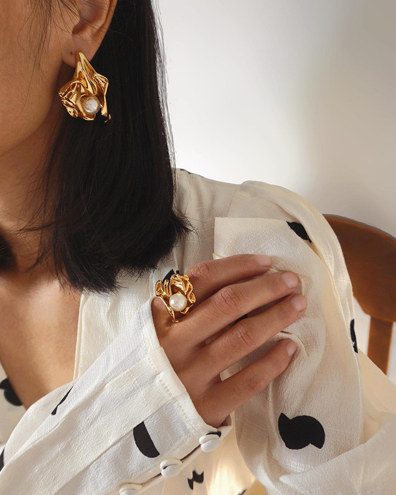 

designer earrings luxury jewelry women earrings Brass Electroplating 18K Gold Pleated Pearl Flower Earrings Lady women designers