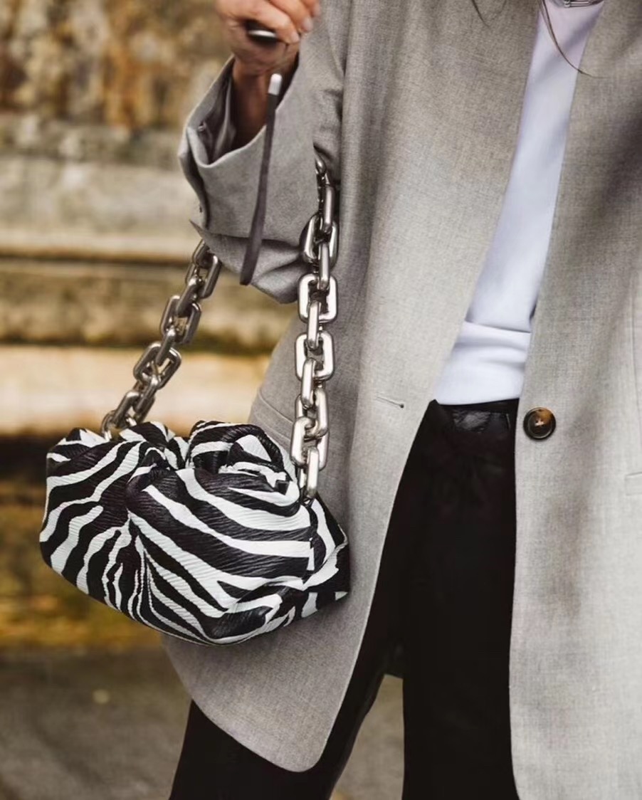 

new arrival! Famous designer brand leopard print soft leather lady's handbag large metal chain lady's handbag