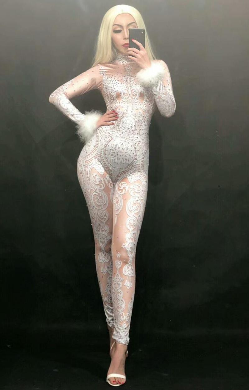 

Sexy White Lace Rhinestones Feathers Bodysuit Female Singer Stage Jumpsuit Celebrate Party Costume Glisten Stretch Nude Outfits