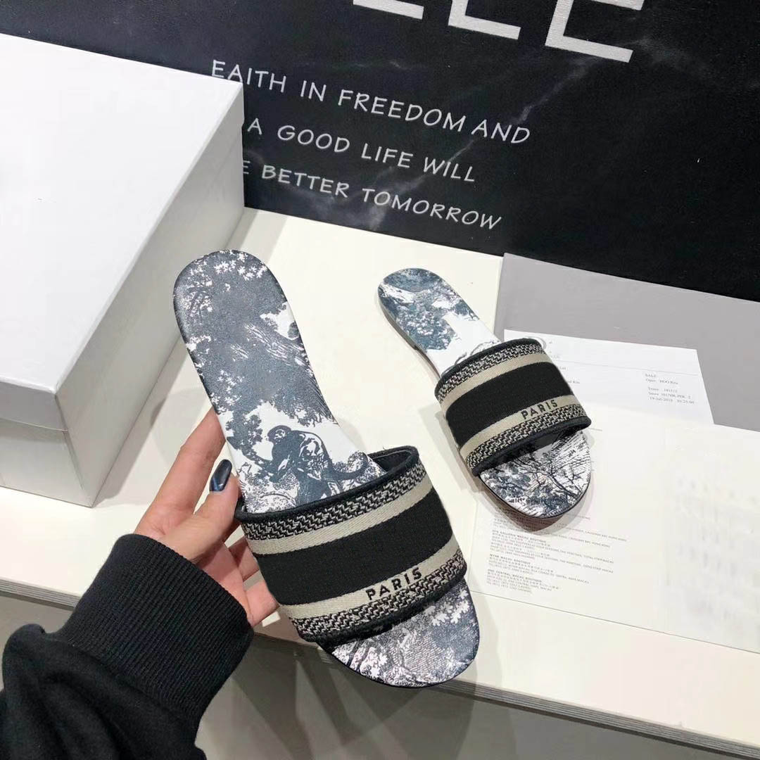 

Cheap sale 2021 hot Ladies classic designer sandals high quality Popular brands lady slide slippers Color mixing Women's Genuine Leather