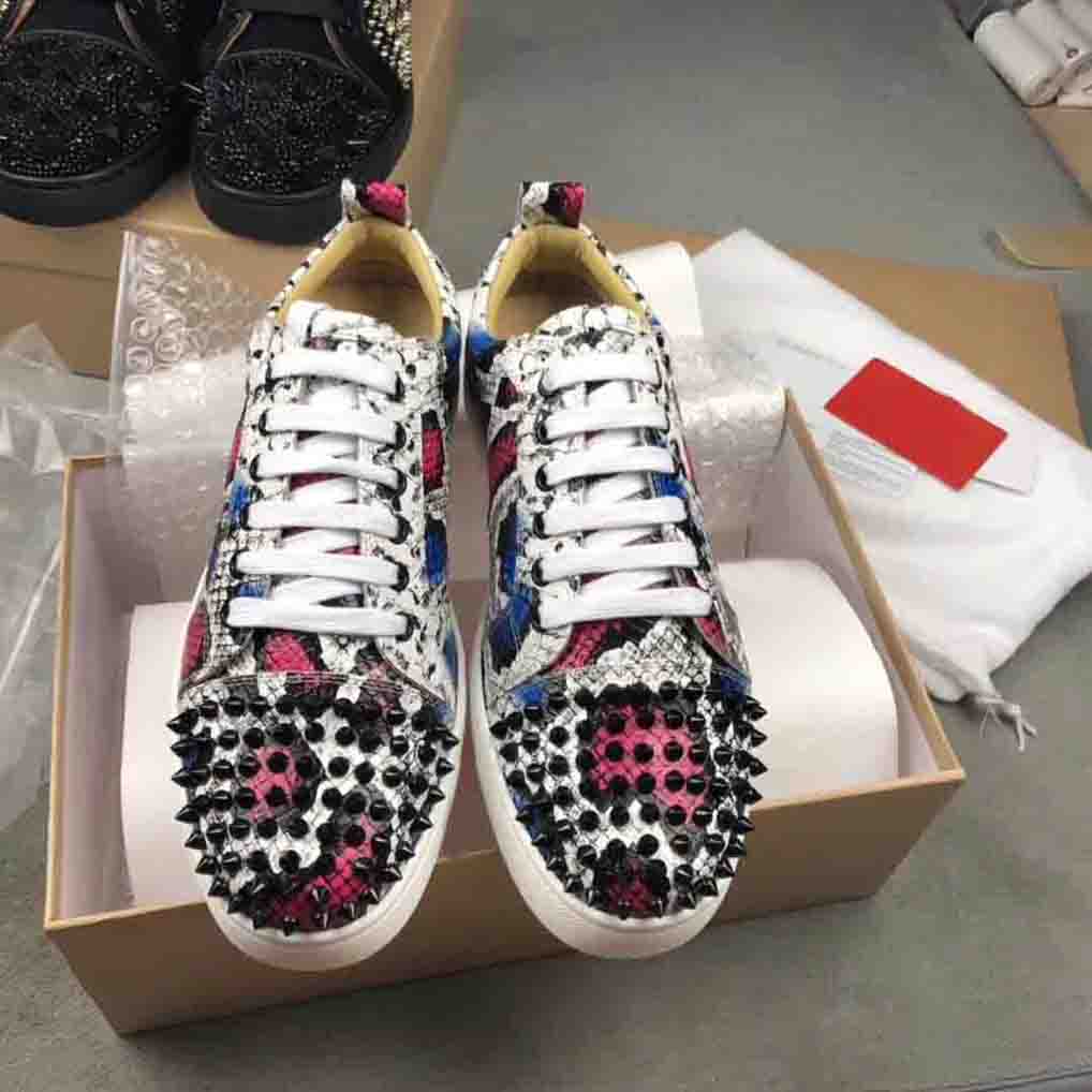 Paris luxuriers Designers Sneakers de semelles rouges Chaussures à basse coupe Bottes Designer Rivet Scale de poisson Graffiti Véritable Cuir Vér