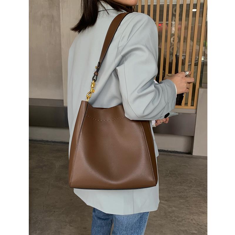 

Leather women's bag 2021 new trend bucket bag simple solid color women's shoulder advanced retro messenger, Black