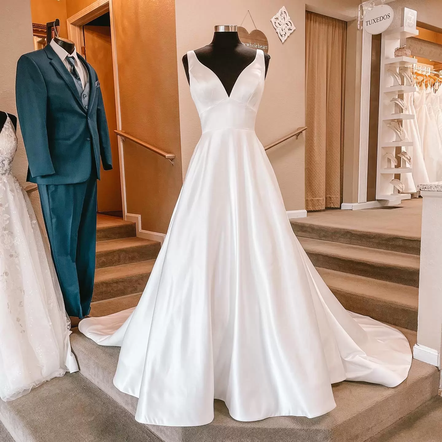 Simple Wedding Satin Dresses Chapel Bridal Gown A Line Sweep Train V Neck Sleeveless Beach Country Vestido De Novia Custom Made Plus Size estido