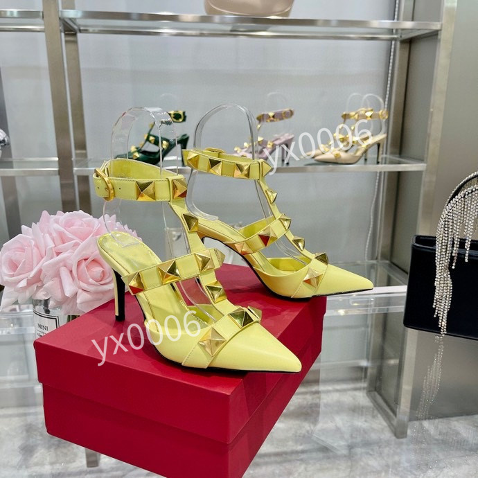 

luxury designer shoes 35-42 casual breathable Calfskin with floral embellished rubber outsole White silk sport yh211225, Choose the color