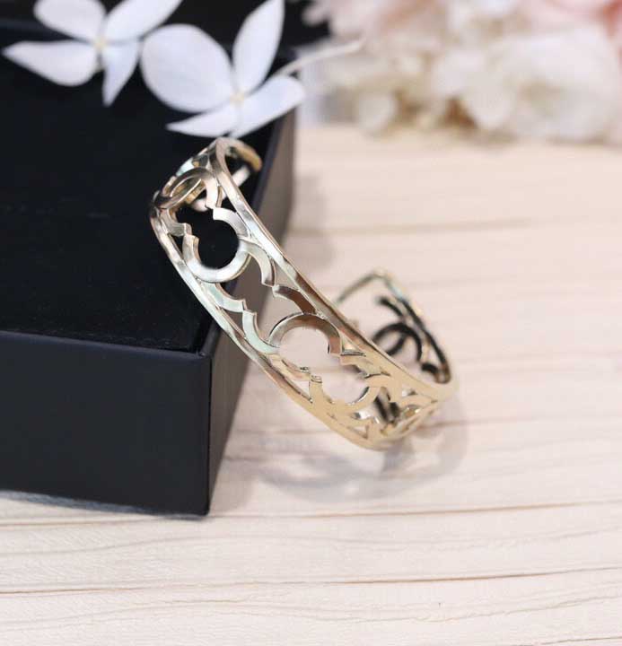 

2022 Top quality CHARM opened bangle with hollow design in 18k gold plated for women wedding jewelry gift have box stamp PS7382