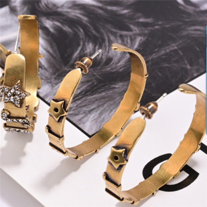 

Designer Fashion Round Letters Diamond Earrings Net Red Brass Ladies Birthday Wedding Couple Gifts Stud