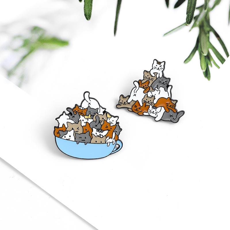 

A group of cats cute animals Enamel needle Coffee cup special Brooch cup cartoon lapel pin badge gift for friends who like cats