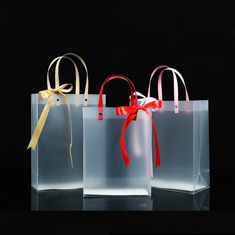 

100pcs/lot PP plastic handbag PVC gift wrapping wedding gift wedding candy bag With silk ribbon clothing bag