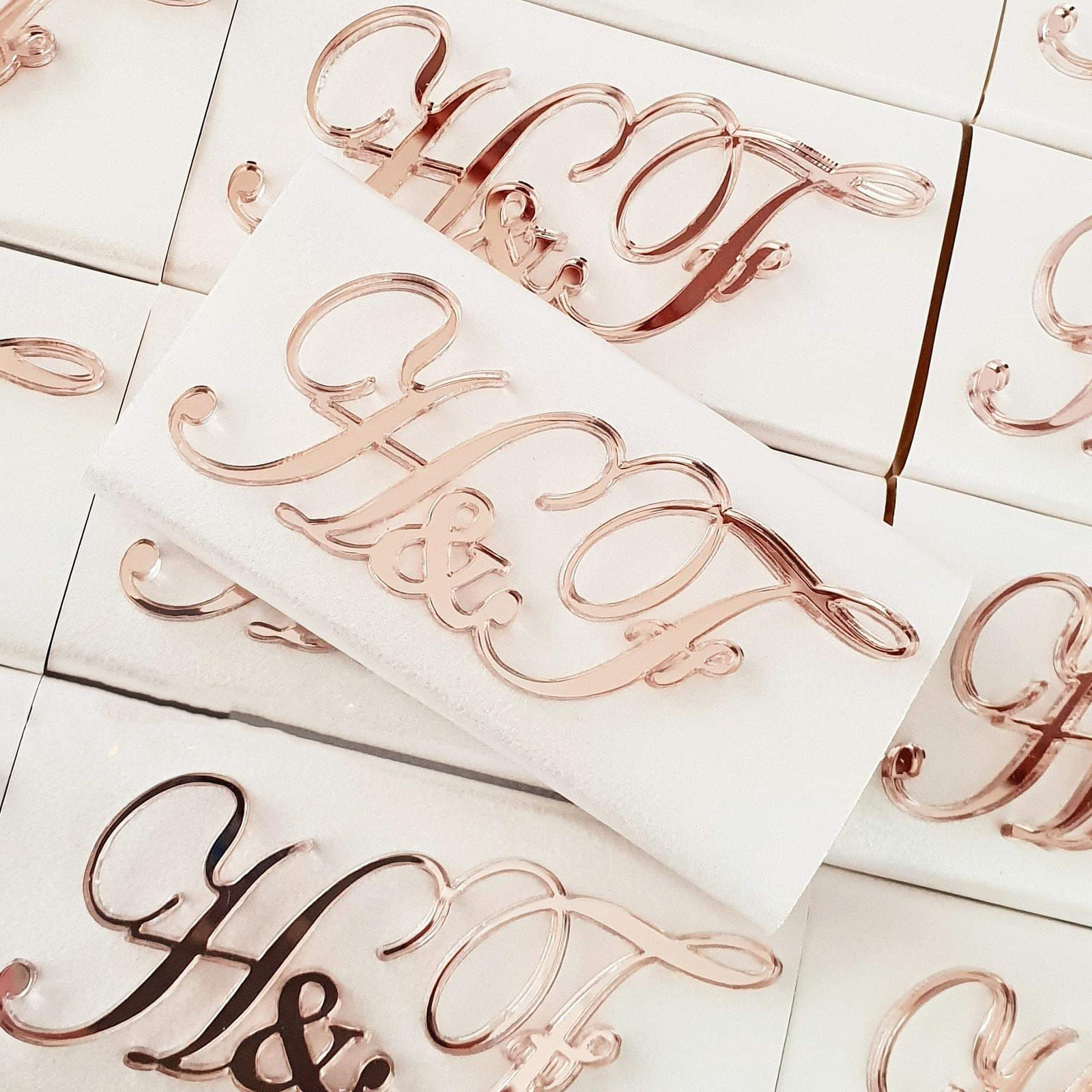 

2021 latest Decorated Acrylic 12 Plaques Pcs Golden Personalized Gorgeous Wedding Chocolate Couple Names Box Banner Anniversary Favors New
