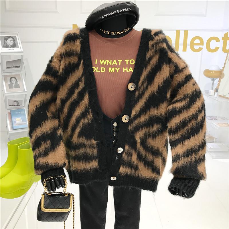 

Niche Design Retro Niche Design Zebra Knit Cardigan Women's 2020 Autumn And Winter New V-neck Loose Lazy Sweater Coat, Coffee