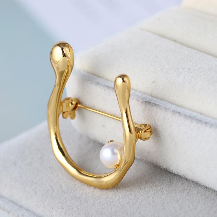 

Simple Pearl Brooches for Women Classic Trendy Environmental Design Pearl Coat Pins for Lady Gold Color Brooch Luxury