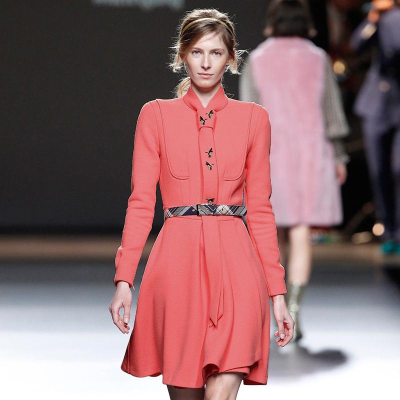 

Tie necktie embroidered long-sleeved posed runway looks temperament render a belted waist dress 2020 new winter, As pic
