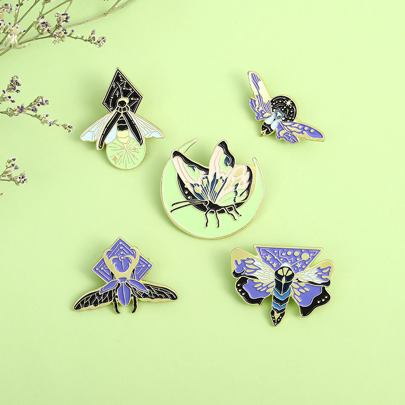

Nightlight Insect Enamel Brooches Pin for Women Fashion Dress Coat Shirt Demin Metal Brooch Pins Badges Promotion Gift 2021 New Design