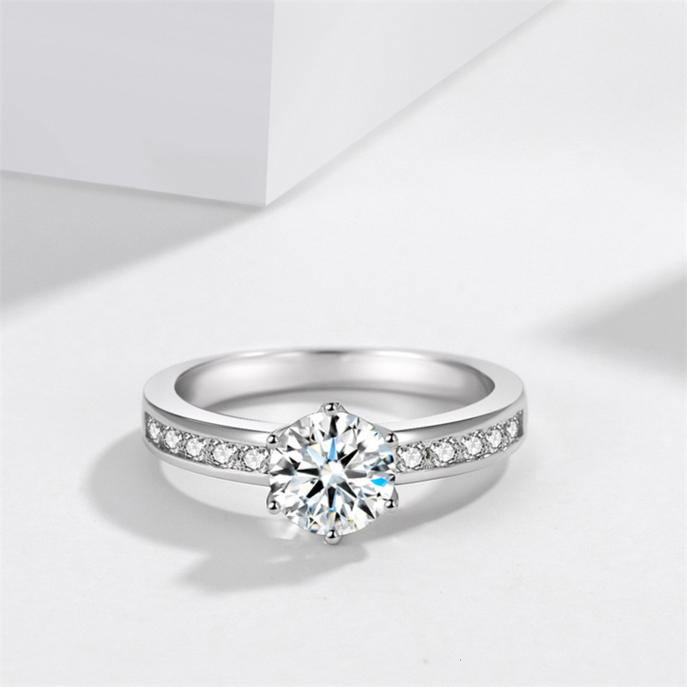 

Luxurys Designers FashionJz431 1.25 C Diamond row diamond six claw simulation ring imitates Mosangshi crown color protection wedding ring