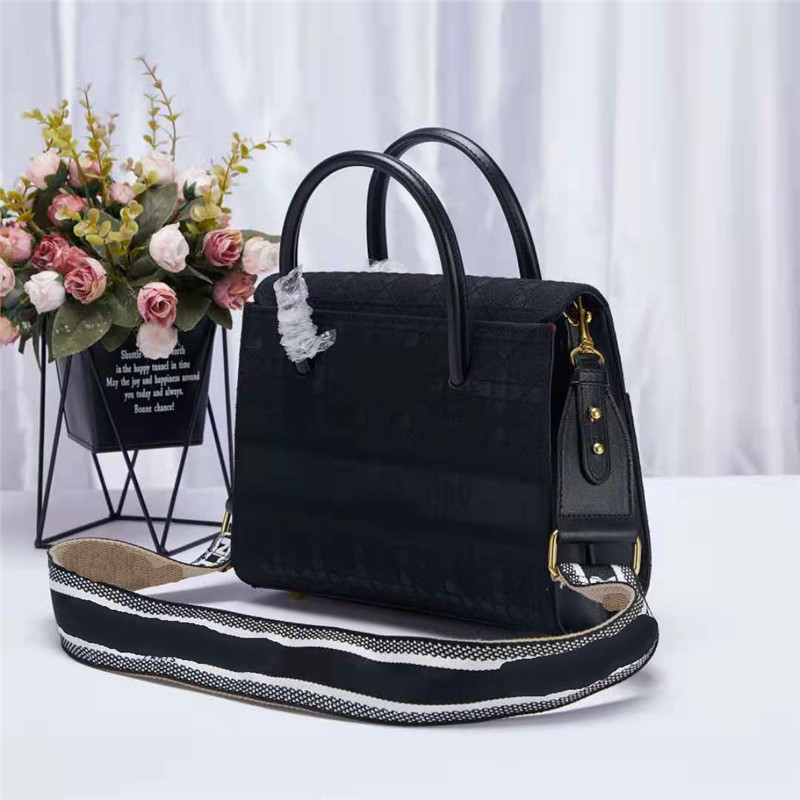 

Designer Handbag Letter Embroidery Flip Cover Luxurys Golden Hardware Women Totes With Long Strap Shoulder Bags Pure Color Crossbody Bag 30D, Pink
